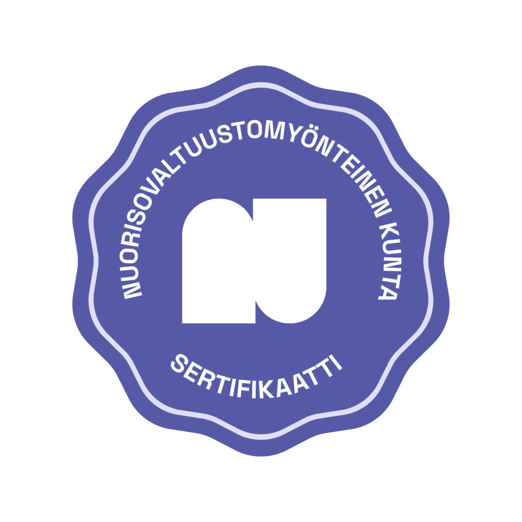 Pyöreä violetin värinen logo, jossa lukee Nuorisovaltuustomyönteinen kunta sertifikaatti ja keskellä on Nuva ry:n tunnus N-kirjain.